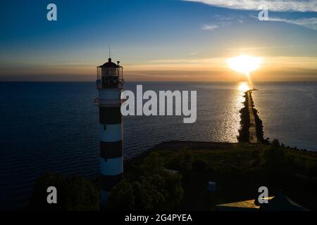 Blick auf den Leuchtturm und den Pier vor dem farbenfrohen Sonnenuntergang Stockfoto