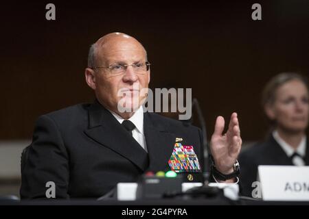 Admiral Michael Gilday, Chef der Marineoperationen, erscheint vor einer Anhörung des Senatsausschusses für bewaffnete Dienste, um die Haltung des Marine-Departements im Hinblick auf den Antrag auf Genehmigung der Verteidigung für das Geschäftsjahr 2022 und das zukünftige Verteidigungsprogramm zu prüfen, Im Dirksen Senate Office Building in Washington, DC, USA, Dienstag, 22. Juni, 2021. Foto von Rod Lampey/CNP/ABACAPRESS.COM Stockfoto