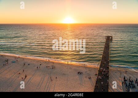 Glenelg Beach Steg mit Menschen bei Sonnenuntergang von oben betrachtet Stockfoto