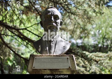 Die Bronzebüste von Ernest Rutherford im grünen Park der METU. Ein in Neuseeland geborener britischer Physiker, bekannt als der Vater der Kernatomphysik Stockfoto