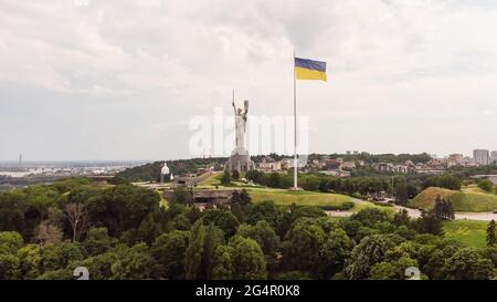 Denkmal in Kiew - Rodina - Mutter im Himmelshintergrund Stockfoto