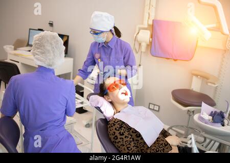 Zahnarzttermin Nstallation von Haltern, Zahnspangen und Dehnung des Bogens zur Fixierung. Stockfoto