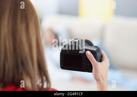 Schwarze moderne Kamera in weiblicher Nahaufnahme Stockfoto