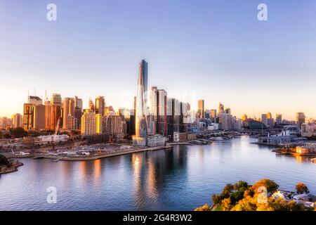 Barangaroo modernes urbanes Hochhaus im zentralen Geschäftsviertel von Sydney an der Hafenküste - Luftaufnahme von Balmain bei Sonnenaufgang. Stockfoto