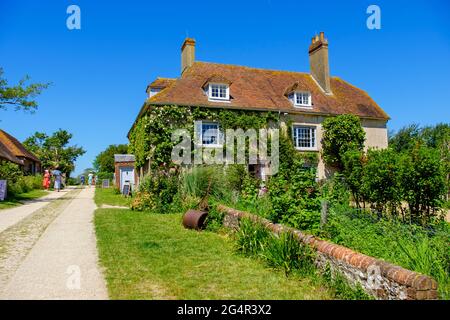 Charleston Farmhouse, die East Sussex Heimat von Bloomsbury Set Artists, Vanessa Bell und Duncan Grant, West Firle, South Downs, England, Großbritannien Stockfoto