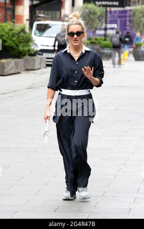 22. Jun 2021 - London, England, UK - Ashley Roberts verlässt heute Morgen die Global Radio Studios Stockfoto