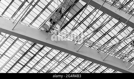 Dach- und Kunststoff-Oberlichter des Gebäudes. Kuppelförmige Oberlichter aus durchsichtigen Polycarbonat-Platten. Innenarchitektur. Modernes Gebäudedach Stockfoto