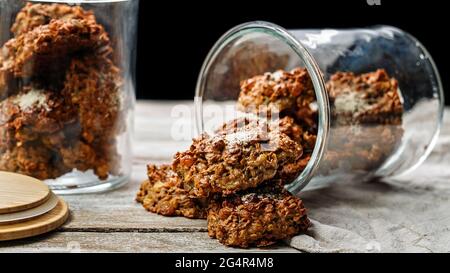 Hausgemachte gesunde glutenfreie Haferflocken-Kekse in Gläsern. Gesunde Lebensmittel oder Fitness-Snack. Hafer, isolierte Milchproteine, getrocknete Früchte. Ohne Zucker. Weig Stockfoto