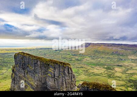 Luftaufnahme der Felsformation in der Grafschaft Leitrim, Irland, genannt Eagles Rock. Stockfoto