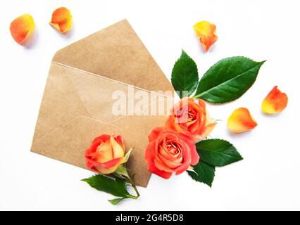 Umhüllen Sie mit Rosen auf weißem Hintergrund. Draufsicht Stockfoto