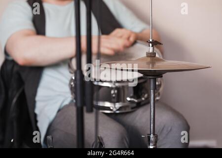 Drummer spielt mit den Händen auf einer Snare-Trommel. Live-Musik im Hintergrund Stockfoto