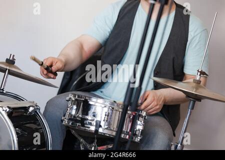 Schlagzeuger spielt auf einer Snare-Trommel und Becken, Nahaufnahme mit selektivem Weichfokus. Live-Musik im Hintergrund Stockfoto
