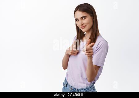 Du hast das verstanden. Lächelnde junge Frau, die mit den Fingern auf die Kamera zeigt, Kandidaten sucht und rekrutiert, Menschen einlädt, dazu anspornt, etwas auszuprobieren, stehen Stockfoto