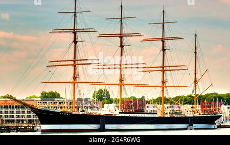 Unmanipulierter Viermast-Passat im Hafen von Travemunde, Museumsschiff der Stadt Lübeck, Travemunde, Deutschland, 10. Juni 2021 Stockfoto