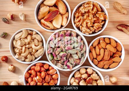 Nahaufnahme der Nüsse mit Pistazien, Cashews, Walnüssen und vielen anderen, Spitzenschuss Stockfoto