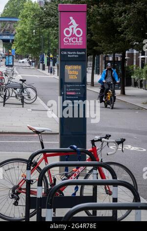 Ein Radfahrer fährt am 22. Juni 2021 in London, England, an den täglichen Radfahrstatistiken für den Nord-Süd-CS6-Superhighway vorbei, der Pendlern sichere Fahrten südlich der Blackfriars Bridge ermöglicht. Stockfoto