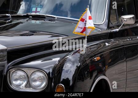 In Erwartung des Lord May of London, der nach einer offiziellen Funktion aus der St. Paul's Cathedral hervorgehen wird, hängt die Flagge der 'Corporation of London' am 22. Juni 2021 in London, England, auf dem polierten Chrom seines offiziellen Rolls Royce. Stockfoto