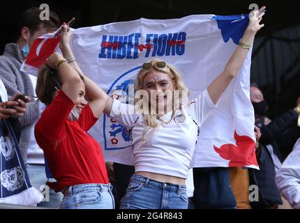 London, Großbritannien. Juni 2021. England-Fans beim UEFA EURO 2020-Spiel der Gruppe D der Tschechischen Republik gegen England am 22. Juni 2020 im Wembley-Stadion, London, Großbritannien. Kredit: Paul Marriott/Alamy Live Nachrichten Stockfoto