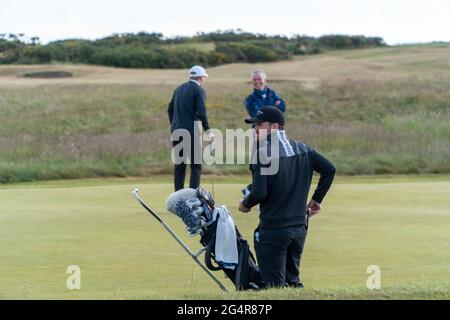 Montrose, Angus, Schottland, Großbritannien, 23. Juni 2021: In dieser Woche findet die PGA Europro Tour - die Eagle Orchid Scottish Masters - im Montrose Golf Links statt. Spielen auf dem fünftältesten Golfplatz der Welt. (Kurs 1562) heute ist der Beginn des Hauptturniers, mit dem ersten Abschlag um 0630 Uhr, werden die Profis um einen Anteil des £49,235 Preisfonds spielen. (Craig Lawrie, Mitte), beim Üben auf dem Putting Green. Craig ist der Sohn des Open-Champions Paul Lawrie. (Credit-Barry Nixon/Alamy Live News) Stockfoto