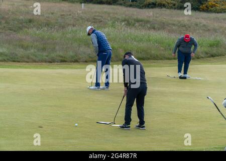 Montrose, Angus, Schottland, Großbritannien, 23. Juni 2021: In dieser Woche findet die PGA Europro Tour - die Eagle Orchid Scottish Masters - im Montrose Golf Links statt. Spielen auf dem fünftältesten Golfplatz der Welt. (Kurs 1562) heute ist der Beginn des Hauptturniers, mit dem ersten Abschlag um 0630 Uhr, werden die Profis um einen Anteil des £49,235 Preisfonds spielen. (Craig Lawrie, Mitte, der Sohn des offenen Champions Paul Lawrie. (Credit-Barry Nixon/Alamy Live News) Stockfoto