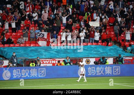 London, Großbritannien. Juni 2021. Fans applaudieren Raheem Sterling (E), als er am 22. Juni 2020 beim UEFA EURO 2020 Gruppe-D-Spiel der Tschechischen Republik gegen England im Wembley-Stadion, London, Großbritannien, unterbunden wird. Kredit: Paul Marriott/Alamy Live Nachrichten Stockfoto