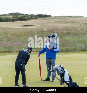 Montrose, Angus, Schottland, Großbritannien, 23. Juni 2021: In dieser Woche findet die PGA Europro Tour - die Eagle Orchid Scottish Masters - im Montrose Golf Links statt. Spielen auf dem fünftältesten Golfplatz der Welt. (Kurs 1562) heute ist der Beginn des Hauptturniers, mit dem ersten Abschlag um 0630 Uhr, werden die Profis um einen Anteil des £49,235 Preisfonds spielen. (Craig Lawrie, Mitte, der Sohn des offenen Champions Paul Lawrie. (Credit-Barry Nixon/Alamy Live News) Stockfoto