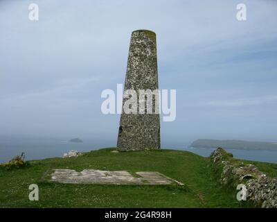 Ein Navigationsfeuer für Seeleute bei Tageslicht. Die Tagesmarke. Stepper Point. Südwestküstenweg. North Cornwall. West Country. England. VEREINIGTES KÖNIGREICH Stockfoto