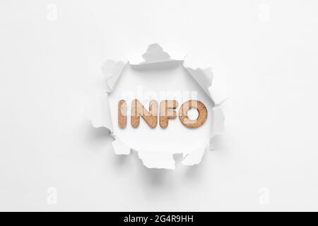 Wortinfo in eingerissenen Löchern auf weißem Hintergrund. Draufsicht Stockfoto