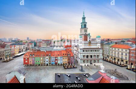 Posen, Polen. Luftaufnahme des Rynek (Markt) Platzes mit kleinen bunten Häusern und altem Rathaus Stockfoto