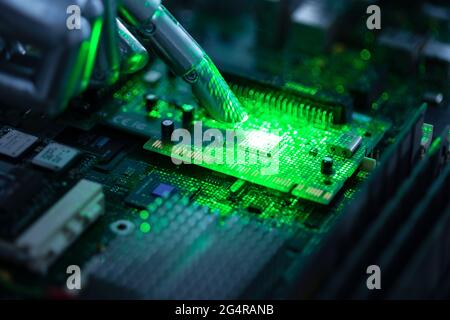 Leiterplattenchips und Manipulator Stockfoto