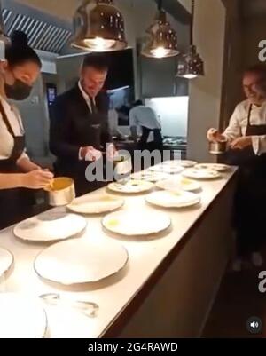 Massimo Bottura hat auf Instagram ein Foto mit folgenden Anmerkungen gepostet: @davidbeckham… Ein Gentleman, der weiß, wie man einen Ball tritt, wie man einen guten Wein pflücken kann und jetzt wie man das perfekte Gericht serviert! @casamarialuigia @laratgilmore @jessrosval @rivayacht @maserati Instagram 22/06/2021 Casa Maria Luigia Dies ist ein privates Foto, das in sozialen Netzwerken veröffentlicht und von dieser Agentur zur Verfügung gestellt wurde. Diese Agentur erhebt keinen Anspruch auf Eigentumsrechte, einschließlich, aber nicht beschränkt auf Urheberrechte oder Lizenzen an dem angehängten Material. Die Gebühren, die von dieser Agentur erhoben werden, sind ausschließlich für die Dienstleistungen der Agentur bestimmt und gelten nicht, noch sind sie dazu bestimmt Stockfoto