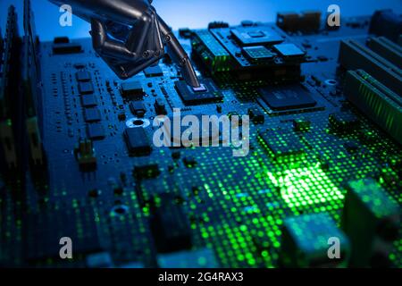 Leiterplattenchips und Manipulator Stockfoto