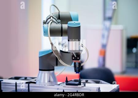 Automatische Maschine Roboter Arm Werkzeug in der Fertigungsfabrik. Konzept Smart Industrial 4.0 Technologie. Stockfoto