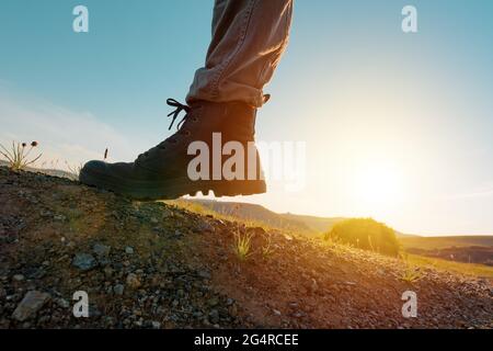 Wanderstiefel auf felsigem Berggelände, Mann beim Wandern in der Natur, selektiver Fokus Stockfoto