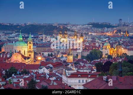 Prager Altstadt. Luftbild von Prag, Hauptstadt der Tschechischen Republik mit der Kirche unserer Lieben Frau vor Tyn, Altstädter Brückenturm und P Stockfoto