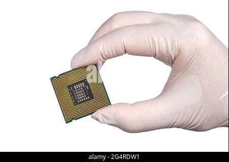 Hält die CPU mit weißen Handschuhen auf weißem Hintergrund. Stockfoto