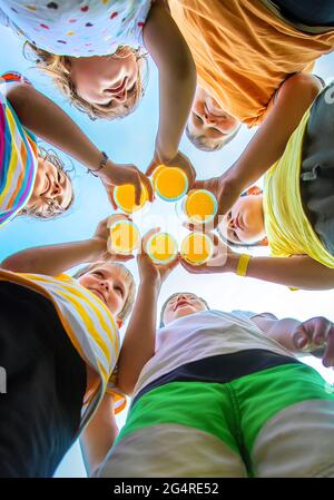 Die Kinder trinken gemeinsam Limonade auf der Straße. Selektiver Fokus. Kinder. Stockfoto