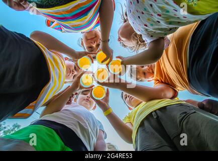 Die Kinder trinken gemeinsam Limonade auf der Straße. Selektiver Fokus. Kinder. Stockfoto