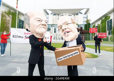 Berlin, 23. Juni 2021. Protestantischer Protest für das Klima vor dem Bundeskanzleramt in Berlin am 23.06.2021. Sie protestieren für das Climate Instant-Programm. Stockfoto