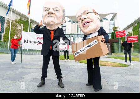 Berlin, 23. Juni 2021. Protestantischer Protest für das Klima vor dem Bundeskanzleramt in Berlin am 23.06.2021. Sie protestieren für das Climate Instant-Programm. Stockfoto