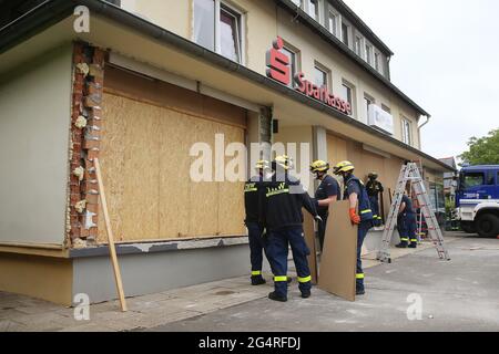 23. Juni 2021, Nordrhein-Westfalen, Sprockhövel: THW-Helfer sichern das Gebäude mit Holz. Bei einer ATM-Explosion im Nordrhein-westfälischen Sprockhövel wurde ein Haus so stark beschädigt, dass es nicht mehr bewohnbar ist. Foto: David Young/dpa Stockfoto