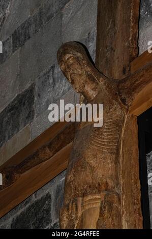 Holz- Jesus am Kreuz in ein Tierheim Holz geschnitzt von den Weg rund