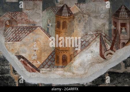 Gravedona in der Lombardei, Italien, ‘der Ort der hundert Kirchen’, von einem Künstler aus dem Jahr 1300s als himmlisches oder himmlisches Jerusalem dargestellt. Fresko in einer romanischen Kirche, der Chiesa di Santa Maria del Tiglio, erbaut im Jahr 1100s neben dem Comer See in Gravedona. Stockfoto