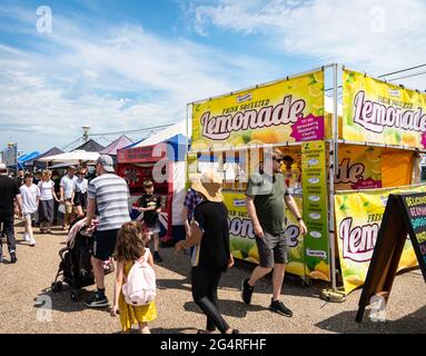 Stände an der Strandpromenade, Eastbourne, Großbritannien Stockfoto