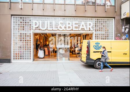 Valladolid, Spanien - 22. Juni 2021: Pull Bear Shop. Tuchladen Stockfoto