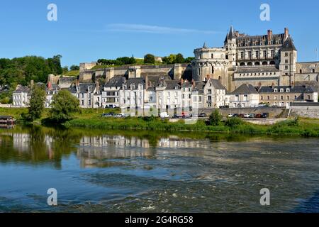 Fluss Loire in Amboise, eine Gemeinde, die für ihr herrliches Schloss bekannt ist, im Département Indre-et-Loire in Zentralfrankreich. Stockfoto