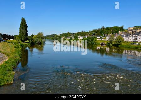 Fluss Loire in Amboise, eine Gemeinde, die für ihr herrliches Schloss bekannt ist, im Département Indre-et-Loire in Zentralfrankreich. Stockfoto