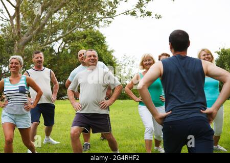 Acht Personen joggen an einem schönen Tag im Park Stockfoto