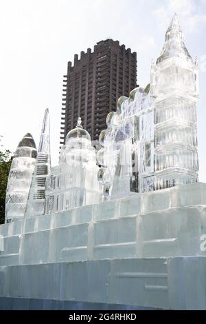 REDAKTIONELLE NUTZUNG AUF dem Charterhouse Square WIRD nur EINE 16ft große Eisskulptur mit 5 Wahrzeichen Londons unter dem Titel "Cooling the Capital" vorgestellt, da der Anbieter erneuerbarer Energien E.ON ein neues kohlenstoffarmes Heizungs- und Kühlsystem im Wert von £4 Millionen für sein bestehendes Energienetz in der City of London ankündigt. Bilddatum: Mittwoch, 23. Juni 2021. Stockfoto