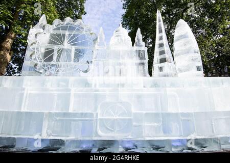 REDAKTIONELLE NUTZUNG AUF dem Charterhouse Square WIRD nur EINE 16ft große Eisskulptur mit 5 Wahrzeichen Londons unter dem Titel "Cooling the Capital" vorgestellt, da der Anbieter erneuerbarer Energien E.ON ein neues kohlenstoffarmes Heizungs- und Kühlsystem im Wert von £4 Millionen für sein bestehendes Energienetz in der City of London ankündigt. Bilddatum: Mittwoch, 23. Juni 2021. Stockfoto